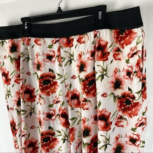 Styled by Joe Zee woman’s floral pants - Picture 5 of 11